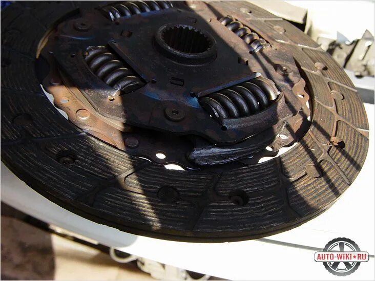 заклепки фрикционных накладок сцепления зил 130. диск сцепления mbd101u. износ фрикционных накладок. толщина фрикционных накладок сцепления. изношенный диск сцепления нива.