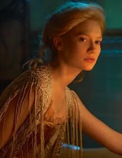 Қыз өзінің әдемі кискасын көрсетеді