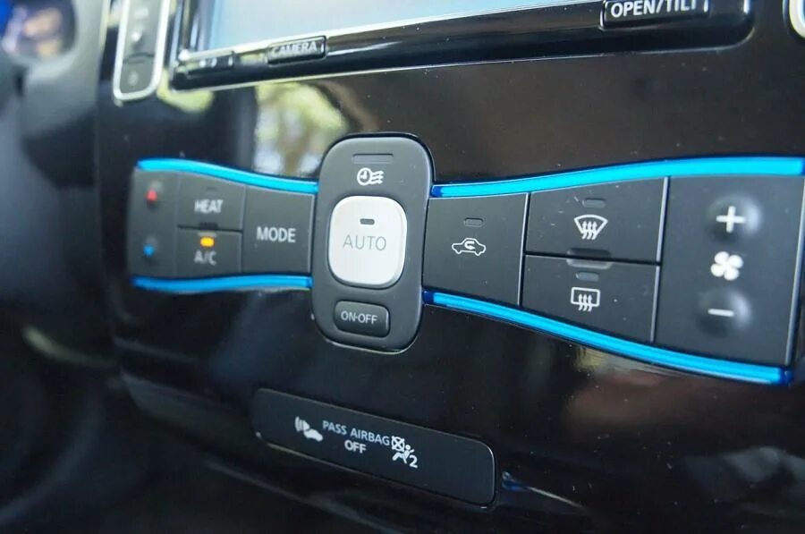 Кнопка ниссан лиф. Ниссан ноут можно заряжать от розетки. Nissan leaf 2018 interior. Панель кнопок ниссан лиф. Nissan leaf селектор.