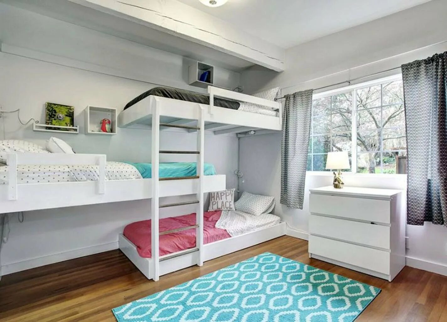 Двухэтажный спальный. Комната с двухэтажной кроватью. Комната для девочки с двухэтажной кроватью. Детская комната с двухэтажной кроватью. Комната для девочки подростка с двухэтажной кроватью.