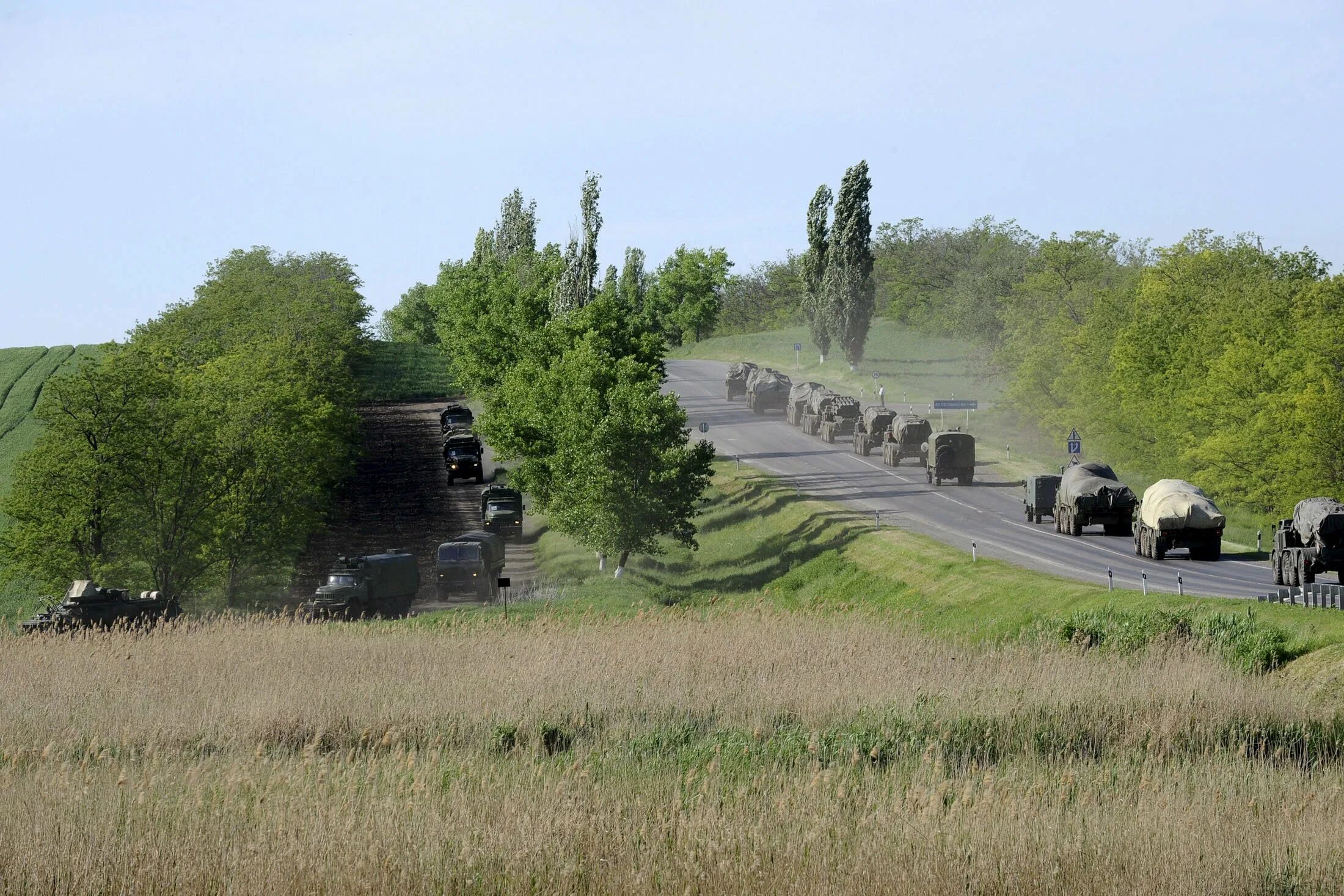 В сторону украинской границы. Танк Матвеев Кургана. Матвеев Курган граница. Колонна в Ростовской области Военная. Военные колонны на границе с Украиной.