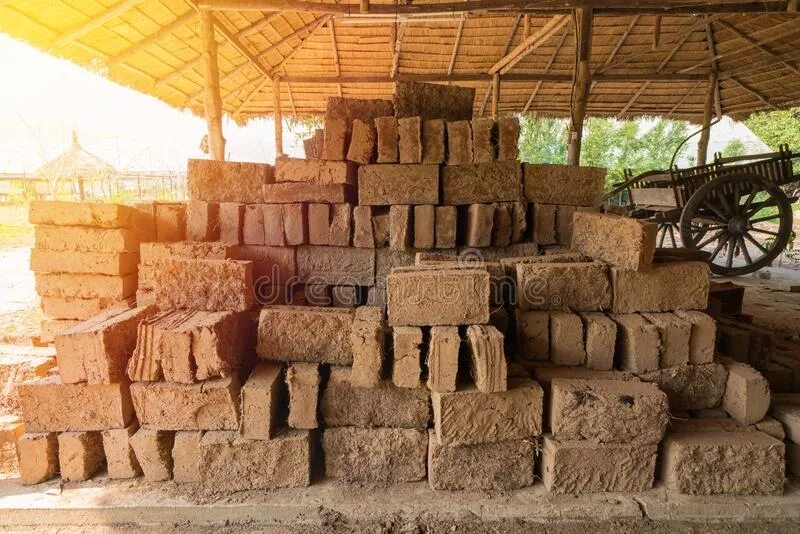Сырцовый кирпич 5 букв. Кирпич из глины. дома из глиняного кирпича. глина кирпич дом. глина на кирпичном заводе.