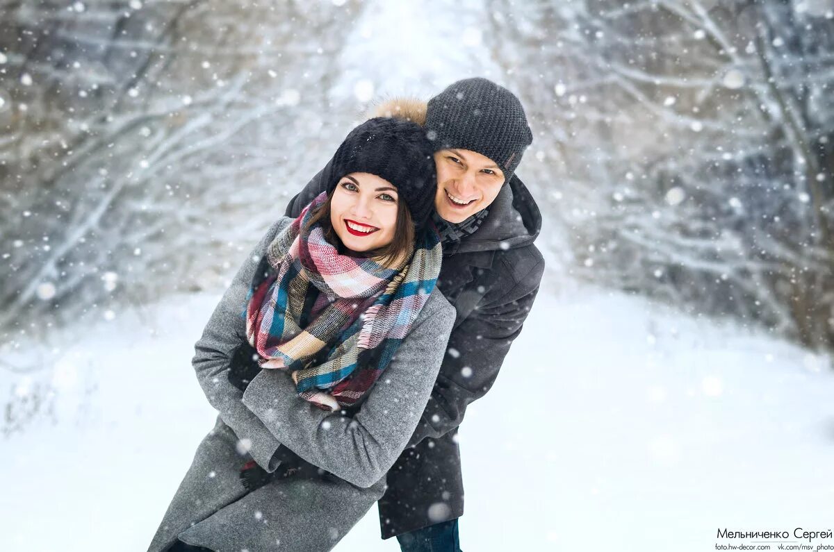 влюбленные зимой. молодая пара зима. мужчина и женщина зимой. пара зимой. влюбленные зимой.