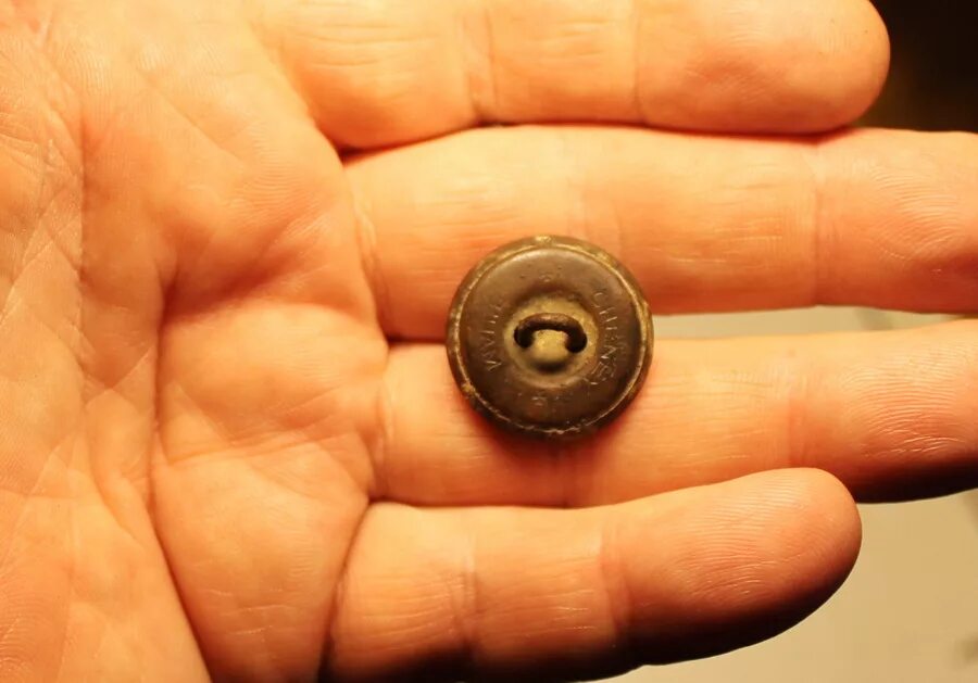 оторванная пуговица. пришить пуговицу. оторванная пуговица на одежде. пришить пуговицу. пуговица с иголкой.