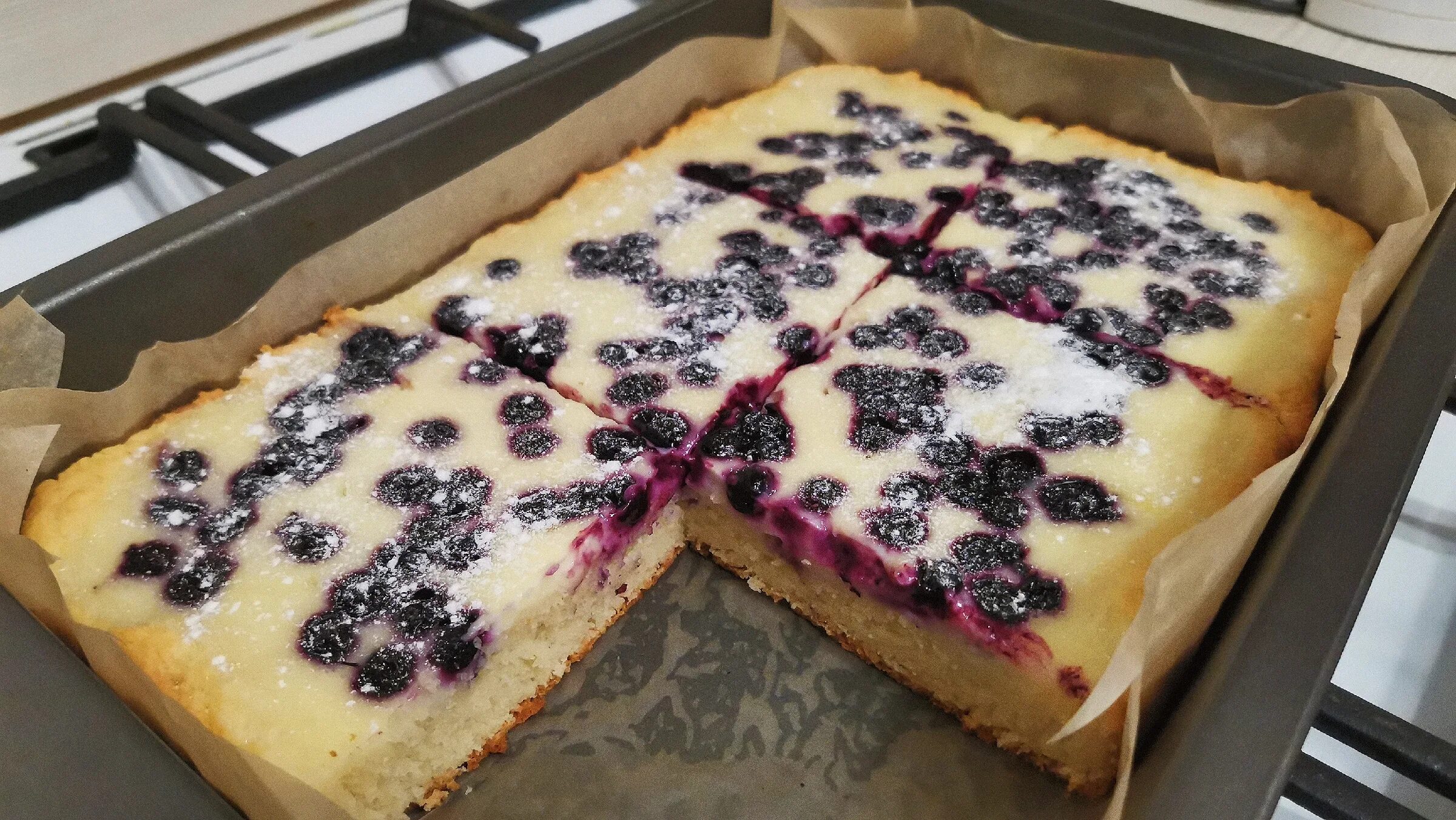 заливной пирог с малиной. торт с кремом сметаной ягоды сверху. пирог на сметане с ягодами. сметанный пирог с замороженными ягодами. пирог со смородиной замороженной.