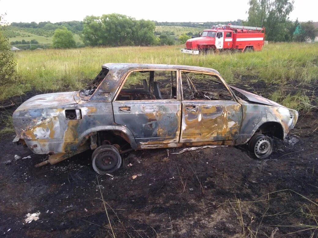 Сгоревшая ВАЗ 2106 В поле. Машина сгорела в поле. Сгоревшая семерка. Горелый ВАЗ 2107. Горящая семерка