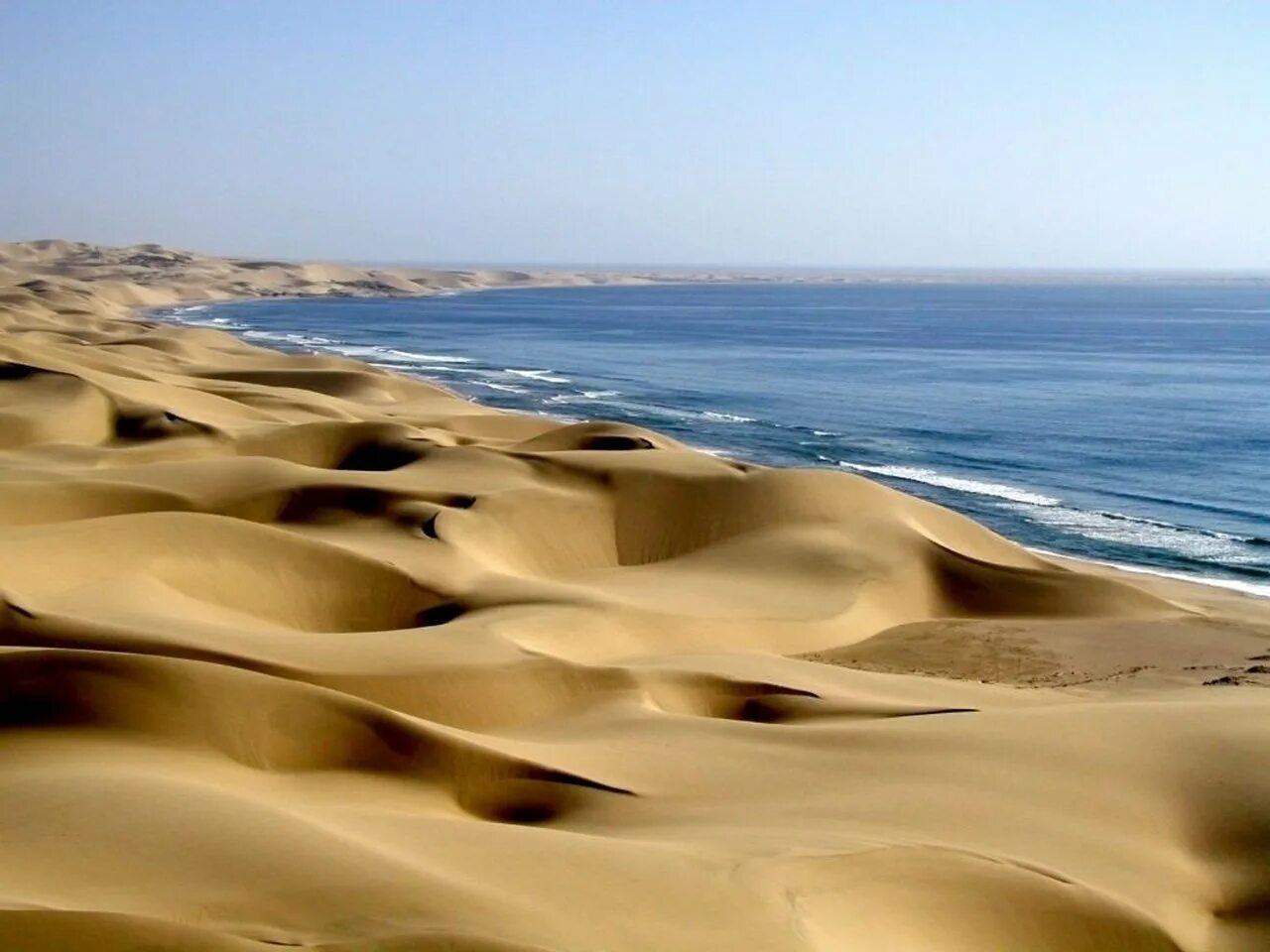 Пустыня Намиб дюны. Берег пустыни Намиб. Намибия пустыня Намиб. Побережье пустыни Намиб.