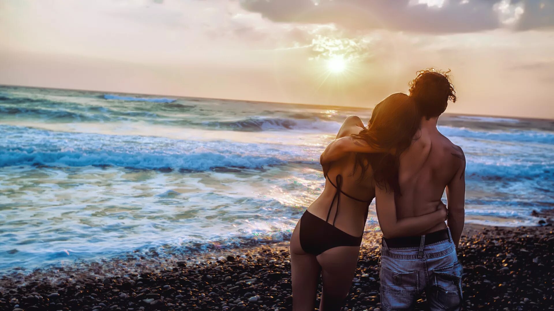 Парень и девушка на море. Влюбленные на море. Пляж любовь. Влюбленные пары на море.