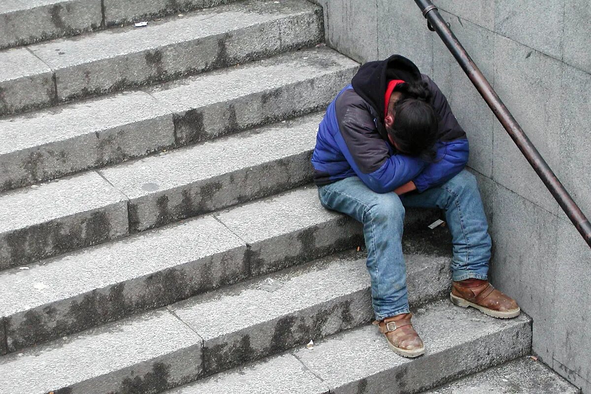 Одинокий подросток. Подросток уходит из дома. Подросток убегает из дома. Сбежать из жизни. Ребенок ушел из дома.