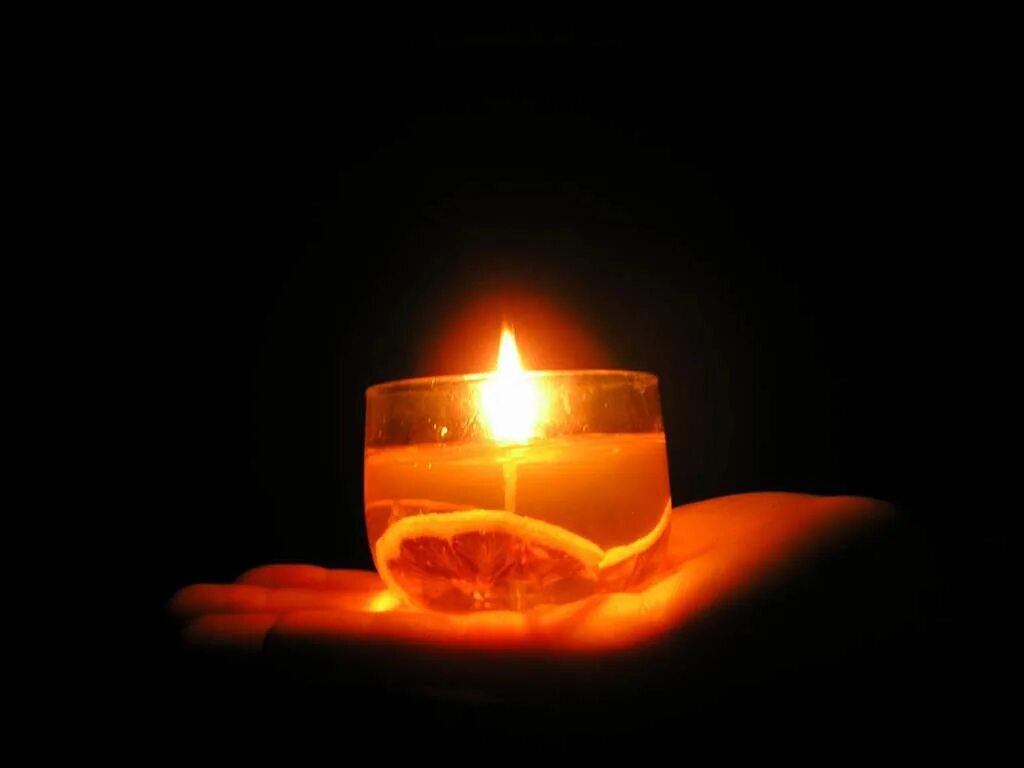 Горящая свеча гаснет в закрытой пробкой. Лампада для свечи. Лампада с огнем. Лампада горит. Свеча памяти лампада.