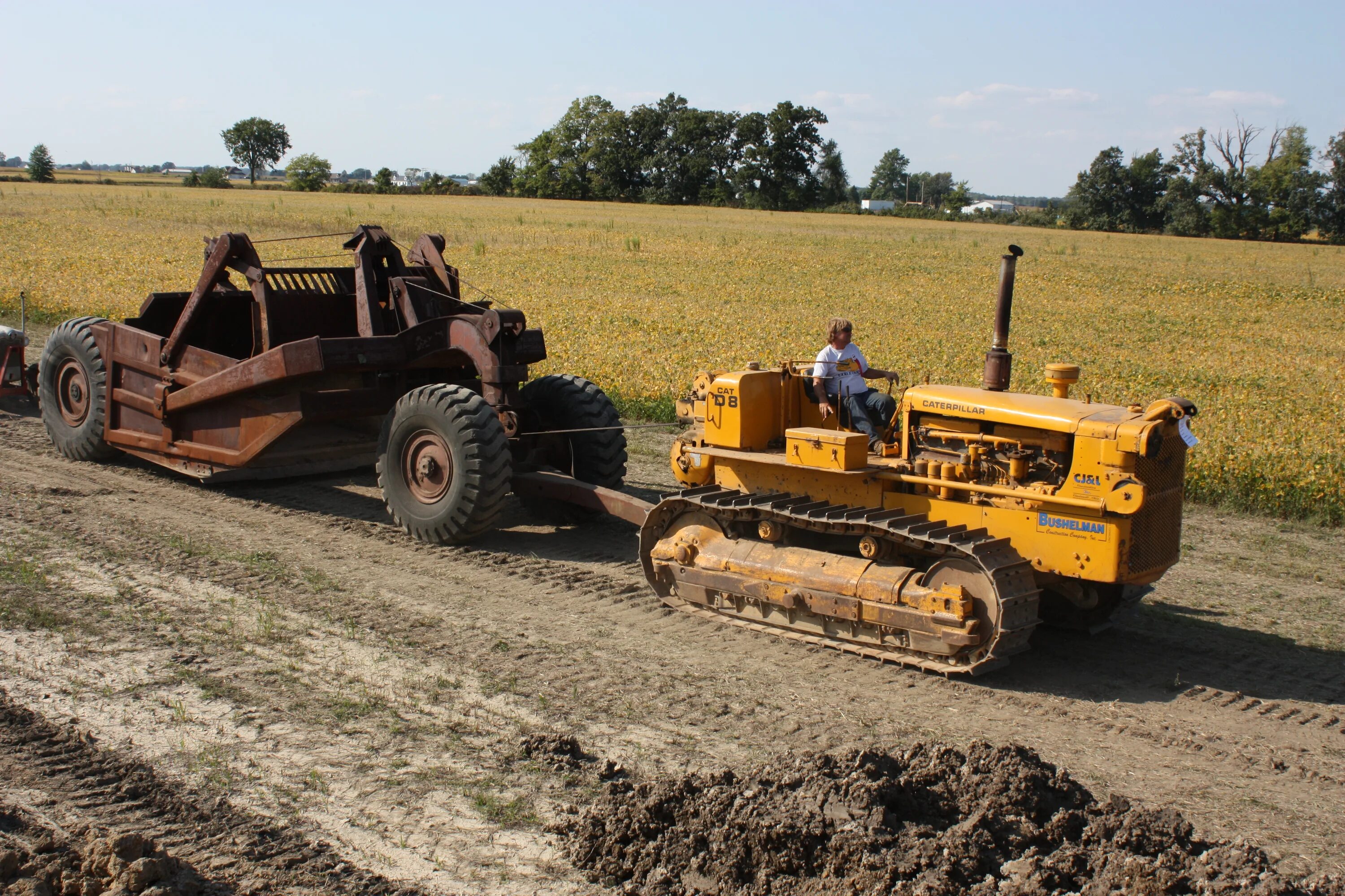 Прицепной скрепер SCR 260s. Скрепер Caterpillar 60. Кировец со скрепером. ДЗ-30 скрепер прицепной. Скрейпер