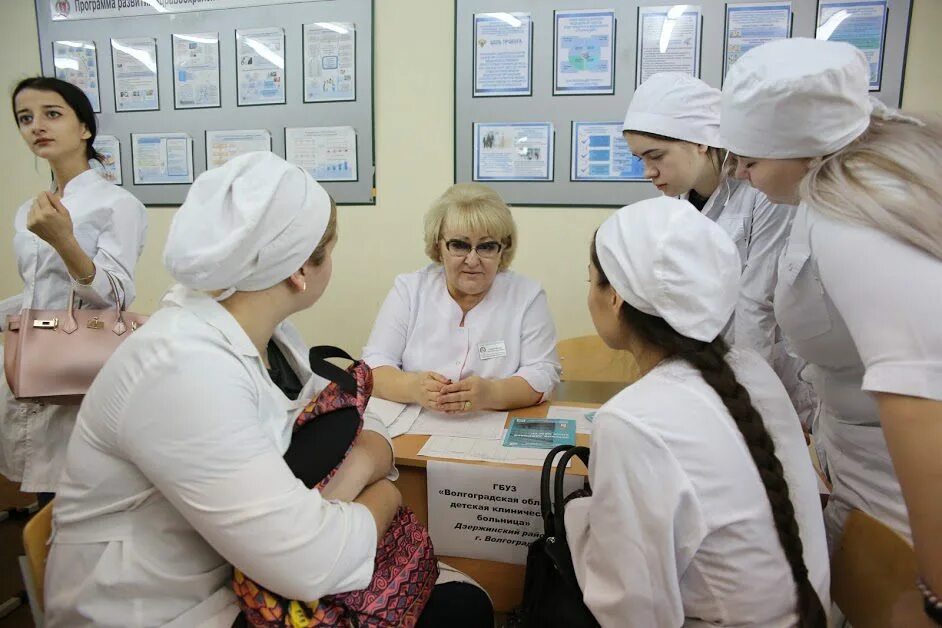 Студенты медицинского. Экзамены в медицинском. Вмк волгоград. Чеченский базовый медицинский колледж грозный. Вмк волжский медицинский колледж.