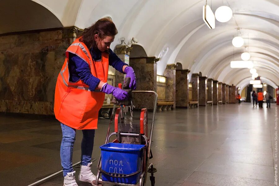 Проявить метро. Уборщик в метро. Уборка метрополитена. Уборщицы метрополитена. Уборка станций метрополитена.