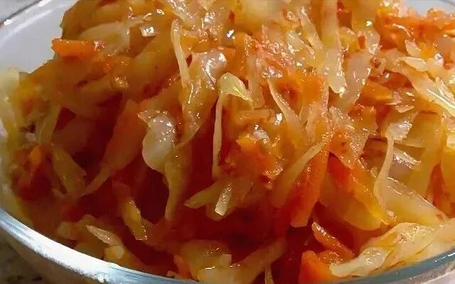 Тушеная капуста в мультиварке редмонд. Вкусная тушёная капуста в мультиварке. тушеная капуста в скороварке. капуста свежая тушеная в мультиварке. тушеная квашеная капуста в скороварке.