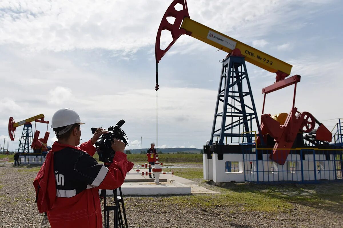 Оператор по добыче нефти и газа лукойл. Октябрьский (пермский край) нефть добыча нефти. добыча нефти лукойл пермь. лукойл пермский край. нефтяная качалка лукойл.