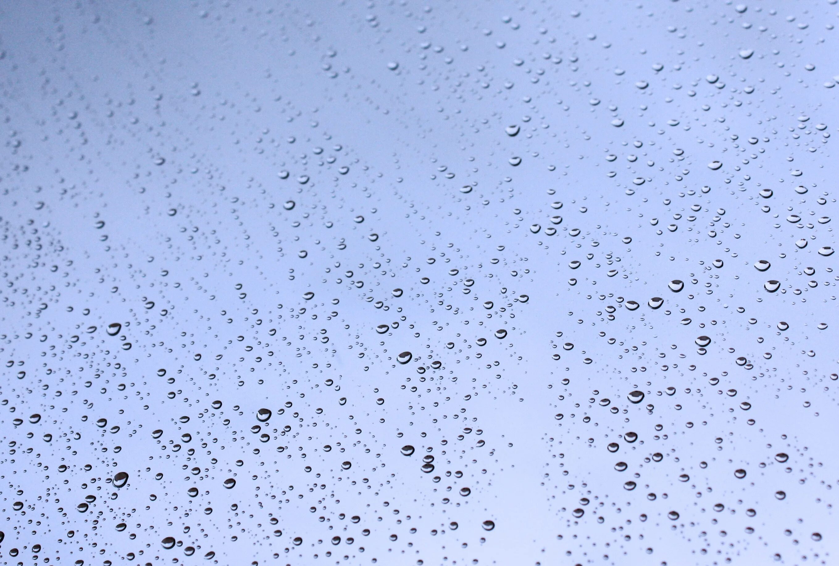 Капли дождя в воздухе. Падающие капли дождя. Падение капель дождя. Небо через стекло.