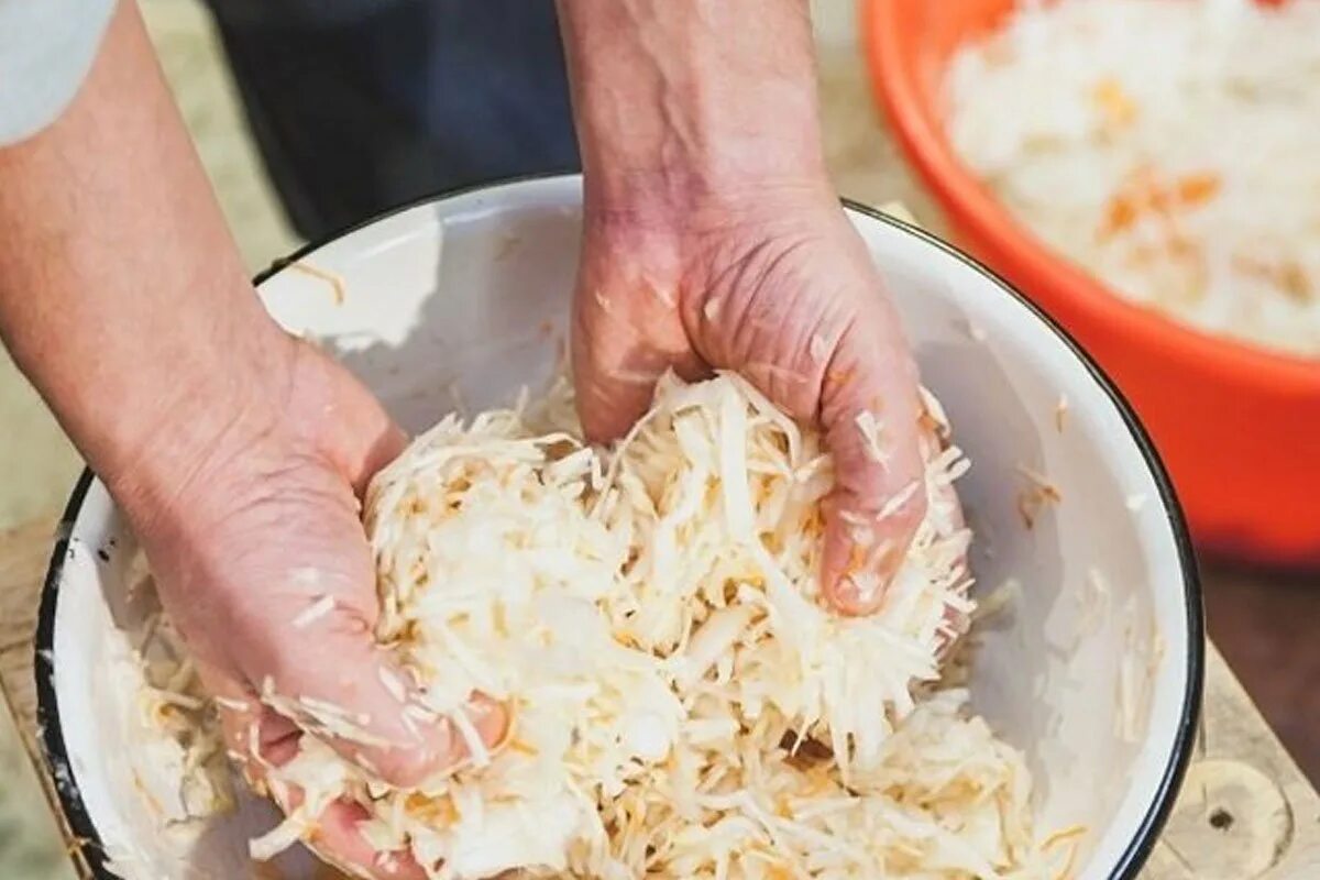 Квашение капусты с какого века. Капуста квашеная. квашеная капуста рассол. ошибки при квашении капусты. квашенная капуста за сутки.