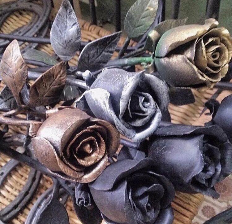 ковка розы. кованые розы на могилу. кованые розы на могилу. кованые розы на могилке. кованые цветы из металла.