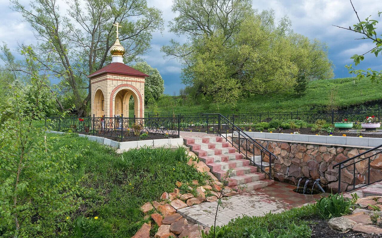 Родник святой источник. Родник Матроны Ливенский район. Святой источник Матроны Орловская обл. Источник Матроны Московской в Орловской области. Родник у Матроны Московской.