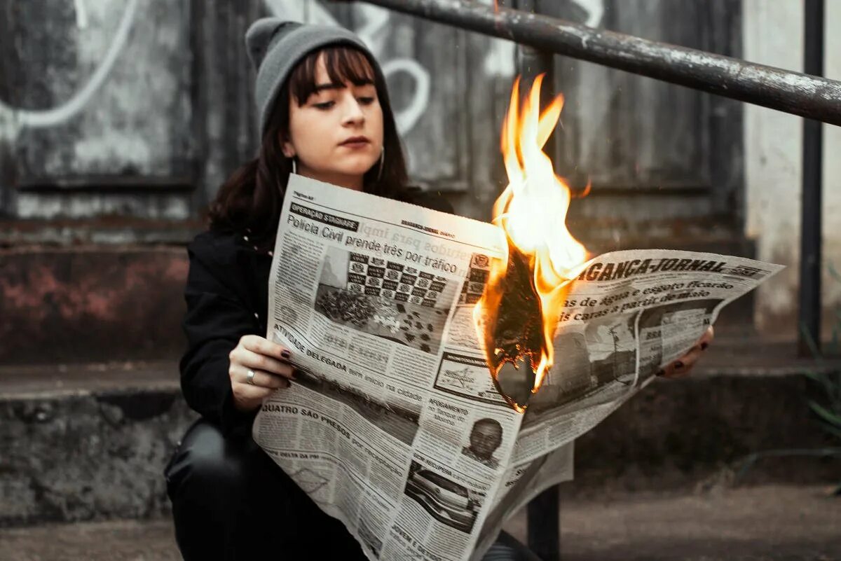 Девушка сжигает деньги. Фото девушки сожжение газеты. Человек за газетой. Человек в профиль газета. Сжигание пресса