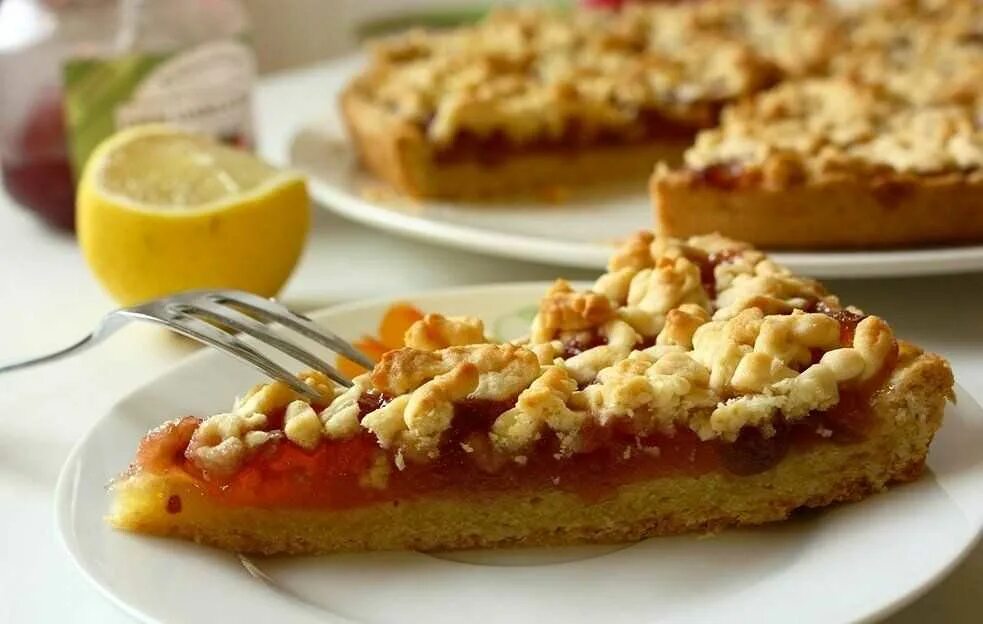 Пирог с повидлом из песочного теста. Песочный пирог каракум. тертый пирог каракум. тёртый песочный пирог. песочный тертый пирог с вареньем.