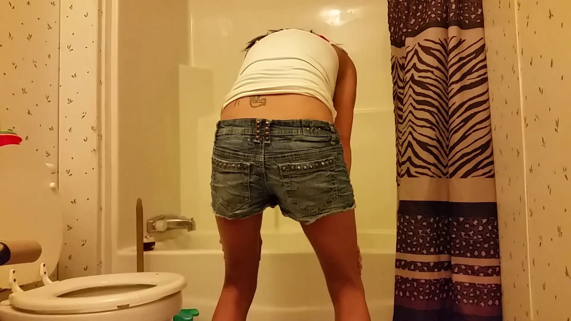 Pantypoop. Poop в шорты. pooping в шорты. девочка poop в шорты. pantypoop в живописи.