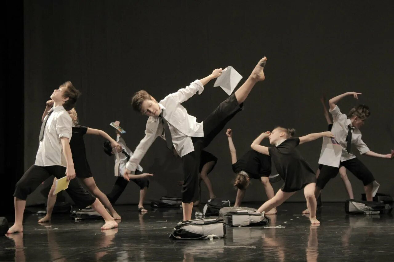 Танцевальная группа мальчиков. Современная хореография. Современные танцы. Современная хореография дети. Современная хореография танцы.