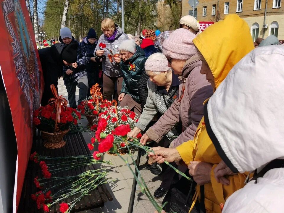 Митинг возложение цветов. Возложение цветов 9 мая Кемерово. Возложение цветов 9 мая. Цветок день Победы. Кемерово митинг