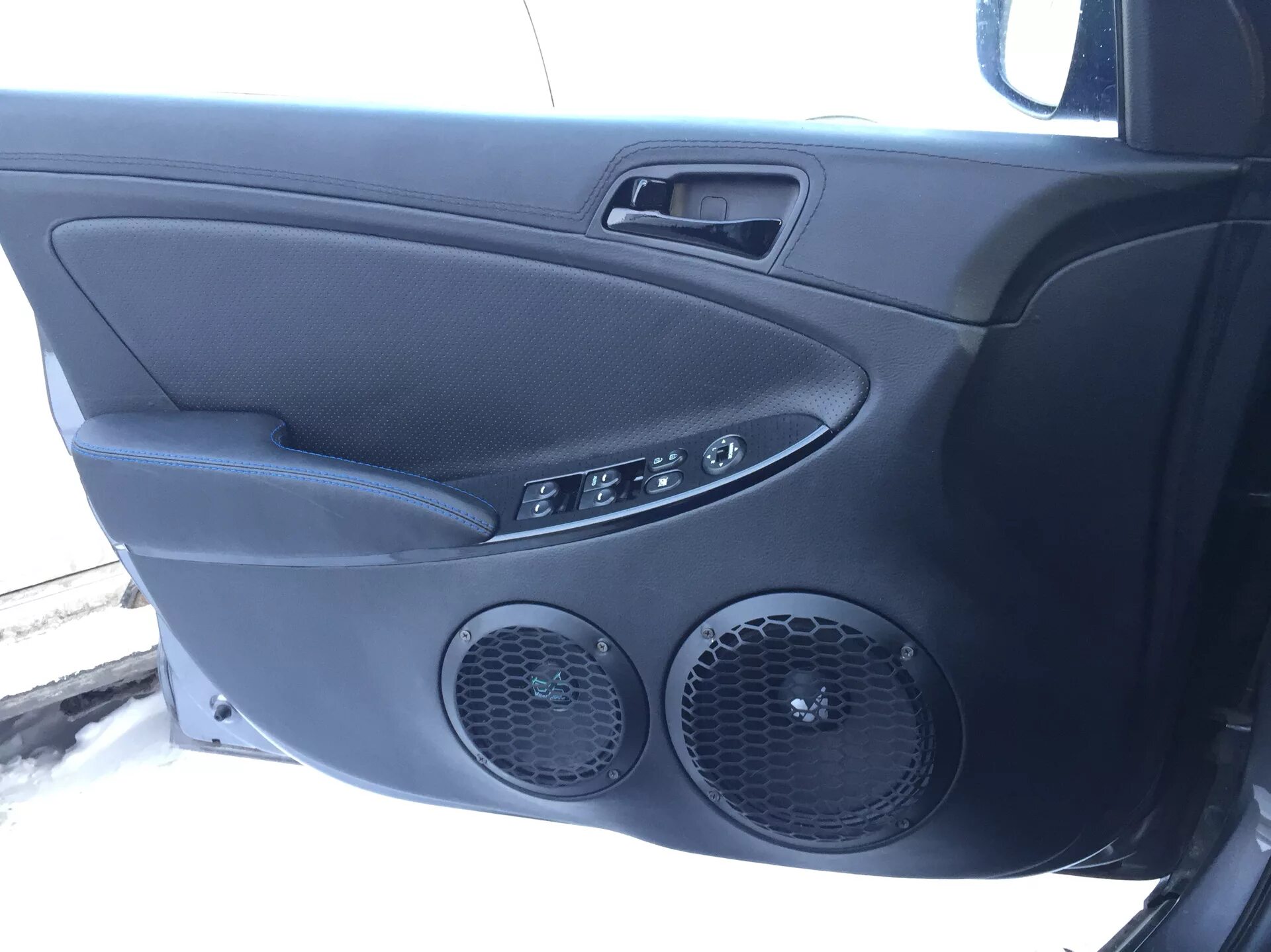 Обшивки солярис. Hyundai solaris 2012 автозвук. солярис 2 автозвук. обшивки под колонки hyundai solaris 2. солярис 1 карты автозвук.