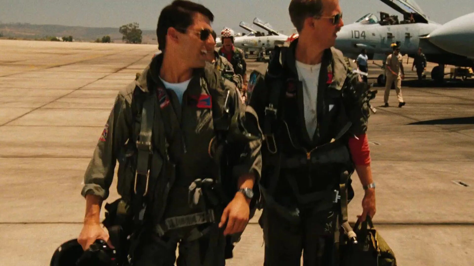 Летчик предательство. Лучший стрелок 1986. Том Круз Top Gun 1986. Топ Ган Мэверик 1986.