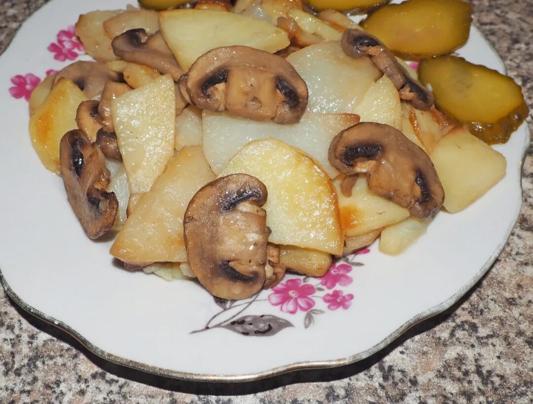 Блюдо с шампиньонами и картошкой. Картошка с шампиньонами. жареная картошка с шампиньонами. картофель жареный с шампиньонами. жареный шампиньоны с картошкой и майонезом.