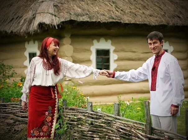 Парень сватается. Фотосессия в украинском стиле. Украинская свадьба. Украинская народная свадьба. Украинские парень и девушка.
