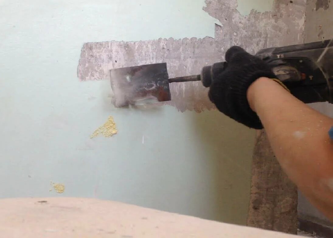 Очистка старых поверхностей. Очистка поверхности стен. Демонтаж шпаклевки со стен. Зачистка стен от старой шпаклевки. Снятие штукатурки со стен.