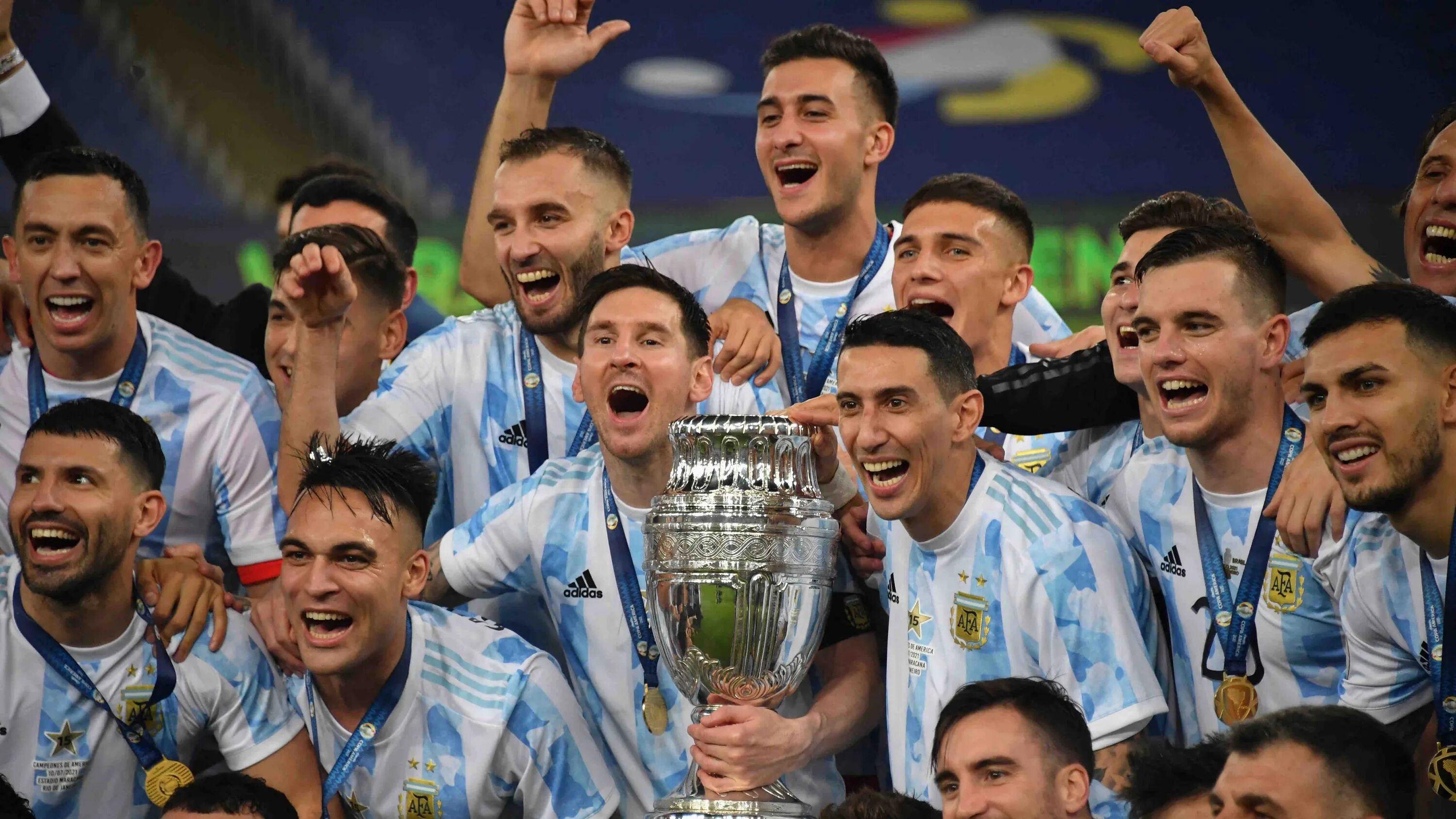 Футбол кубок 2021. Сборная Аргентины по футболу чемпион Copa America. Сборная Аргентины с Кубком 2022.