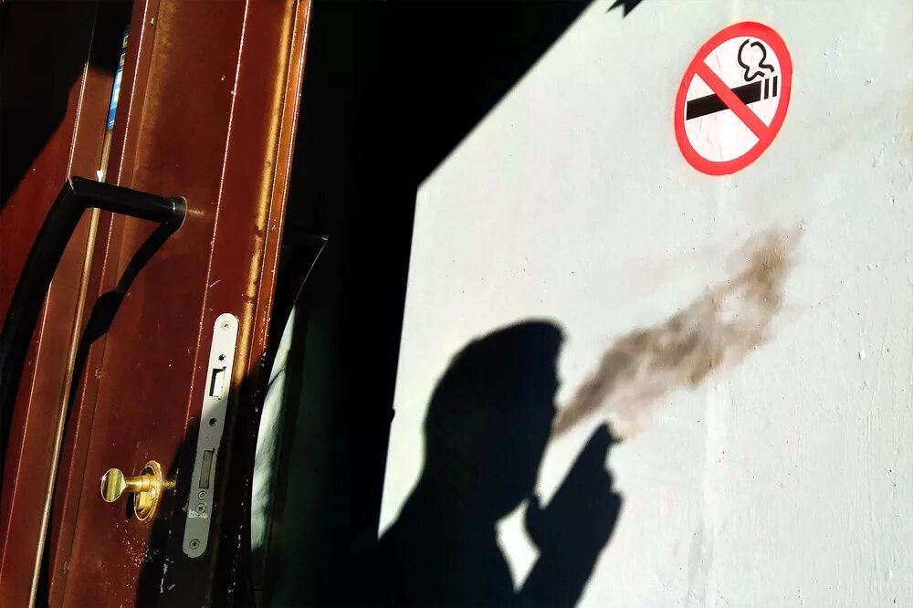 Курить на балконе запрещено. Запрет курения на балконе. Курит на балконе. Запрет курить на балконе.