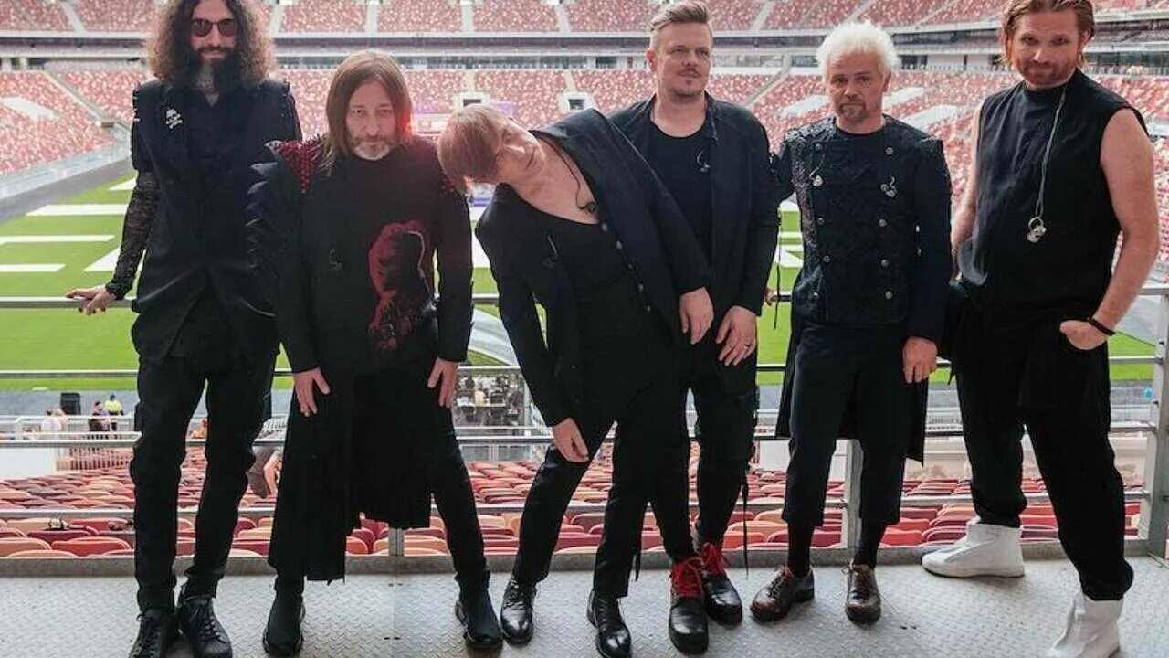 би 2 в омске 2022 завешивала баннер. баннер за президента в омске би 2. группа би-2. патриотический баннер на концерте би 2. концерт отменен по техническим.