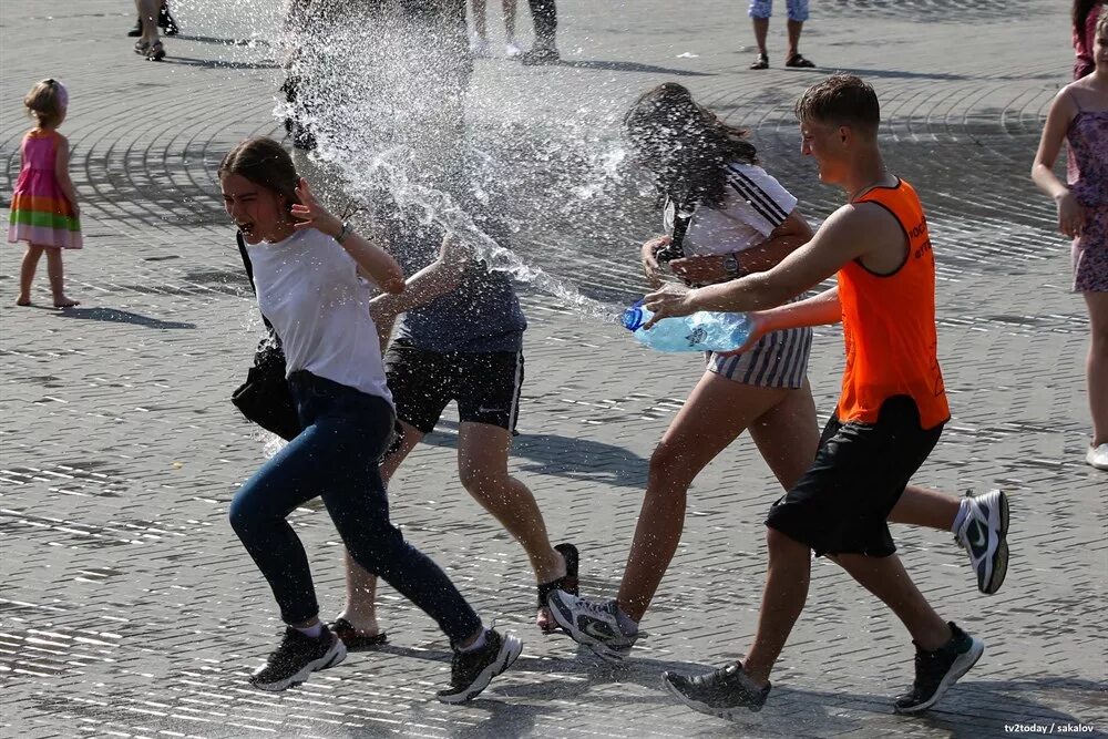 Обливают друг друга водой. Обливание водой. Водная битва. Обливают друг друга водой. Обливаться водой.