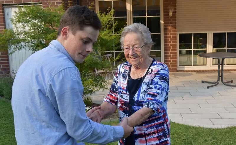 Хотели помочь бабушке. Внуки помогают бабушке. Внук помогает. Посещение старушки. Посетить бабушку.