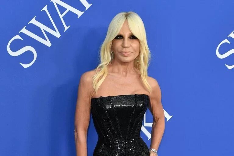 Версаче сколько лет. Донателла версаче коллекции. Донателла версаче. Донателла версаче фото. Версачи донателла версаче.