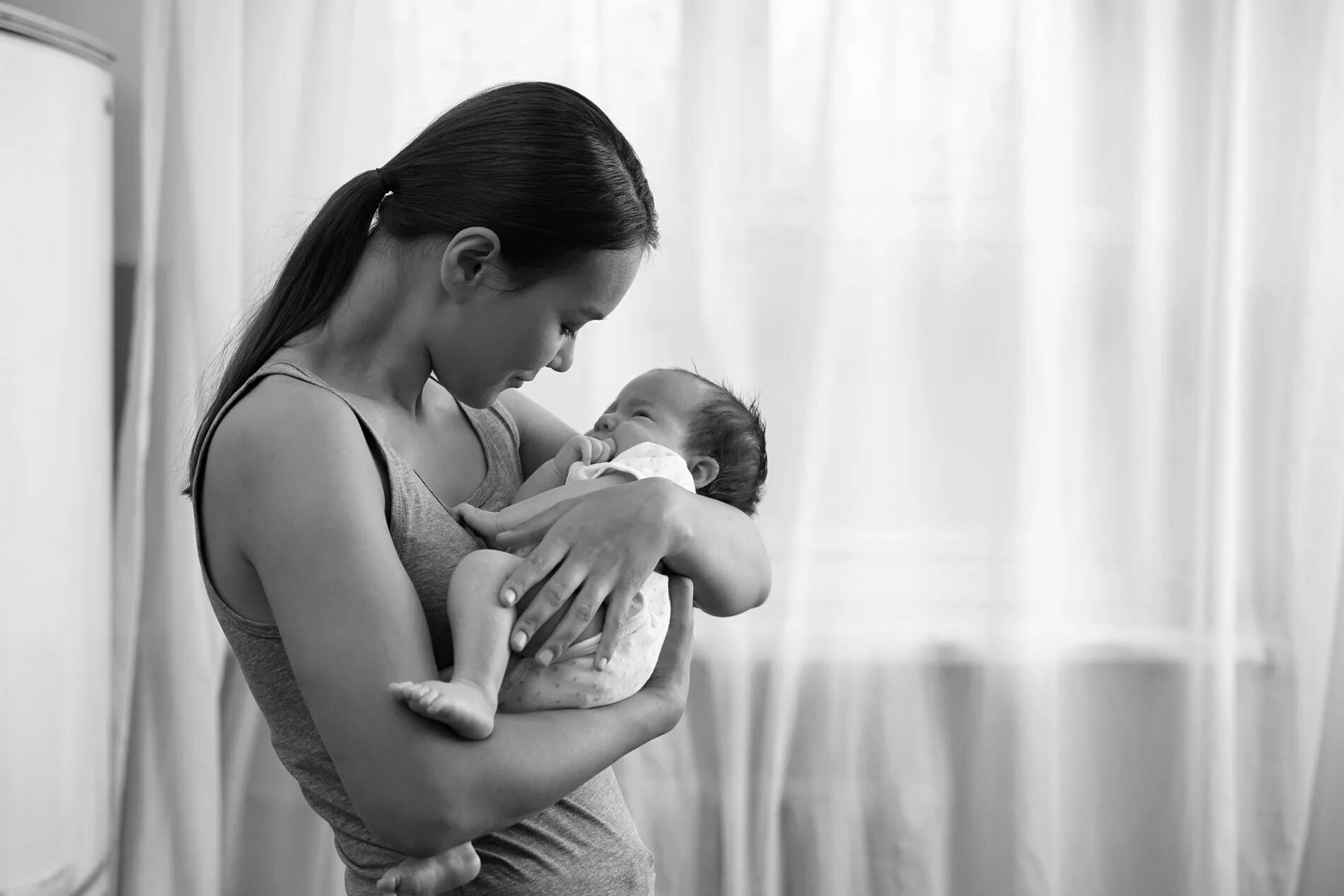 Много матерей одиночек. Мать одиночка. Одинокая мать. Мамины объятия. Мама одиночка.