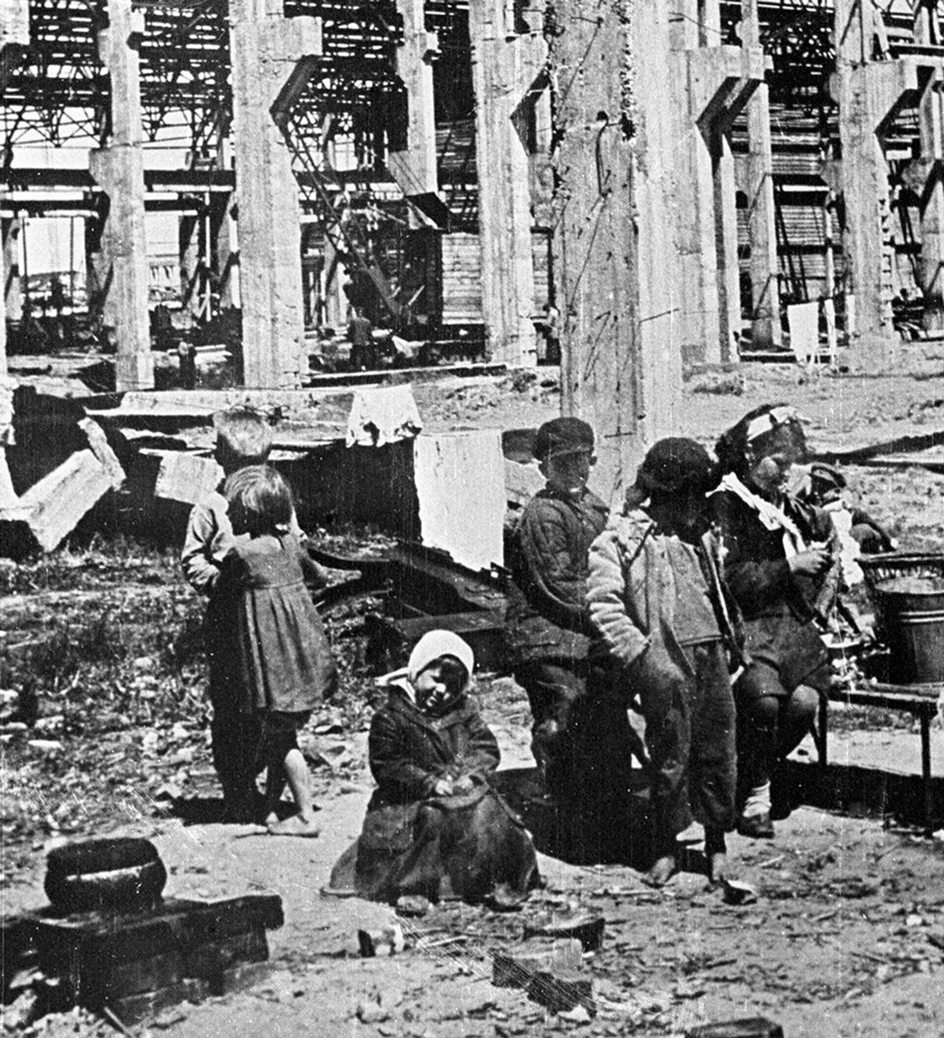 После освобождения города. Разрушенный Минск 1941. Оккупированный Минск 1943.