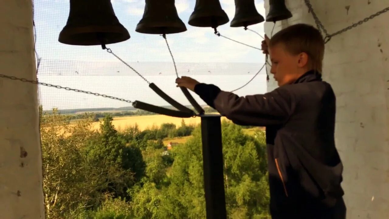 Звони звонарь. Звонарь на колокольне. Звонарь на колокольне. Колокол александр невский звонари. Колокольный звон звонарь.