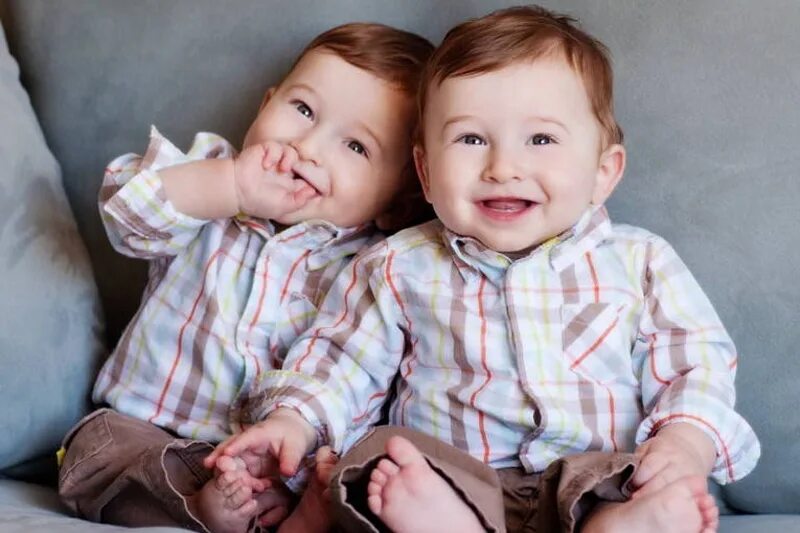 дети до 1 года. двойняшки. близнецы дети. близнецы мальчики. дети двойняшки.