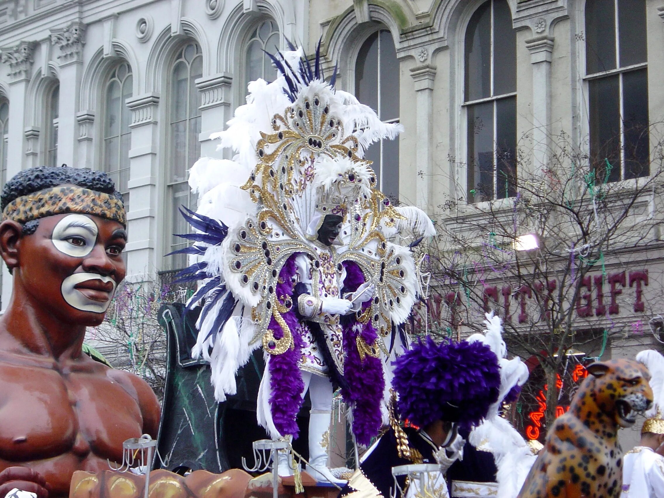 Карнавал в полный рост. Новый Орлеан карнавал Марди гра. Mardi gras карнавал. Король и Королева Марди гра новый Орлеан. Парад Марди гра.