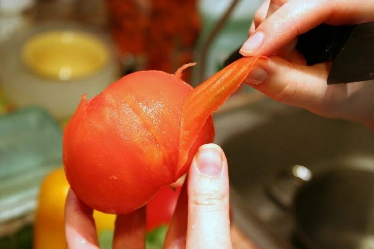 Кожура томатов. Помидоры без кожицы. Очистка помидоров. Очистить помидоры от кожуры. Помидоры обдать кипятком.