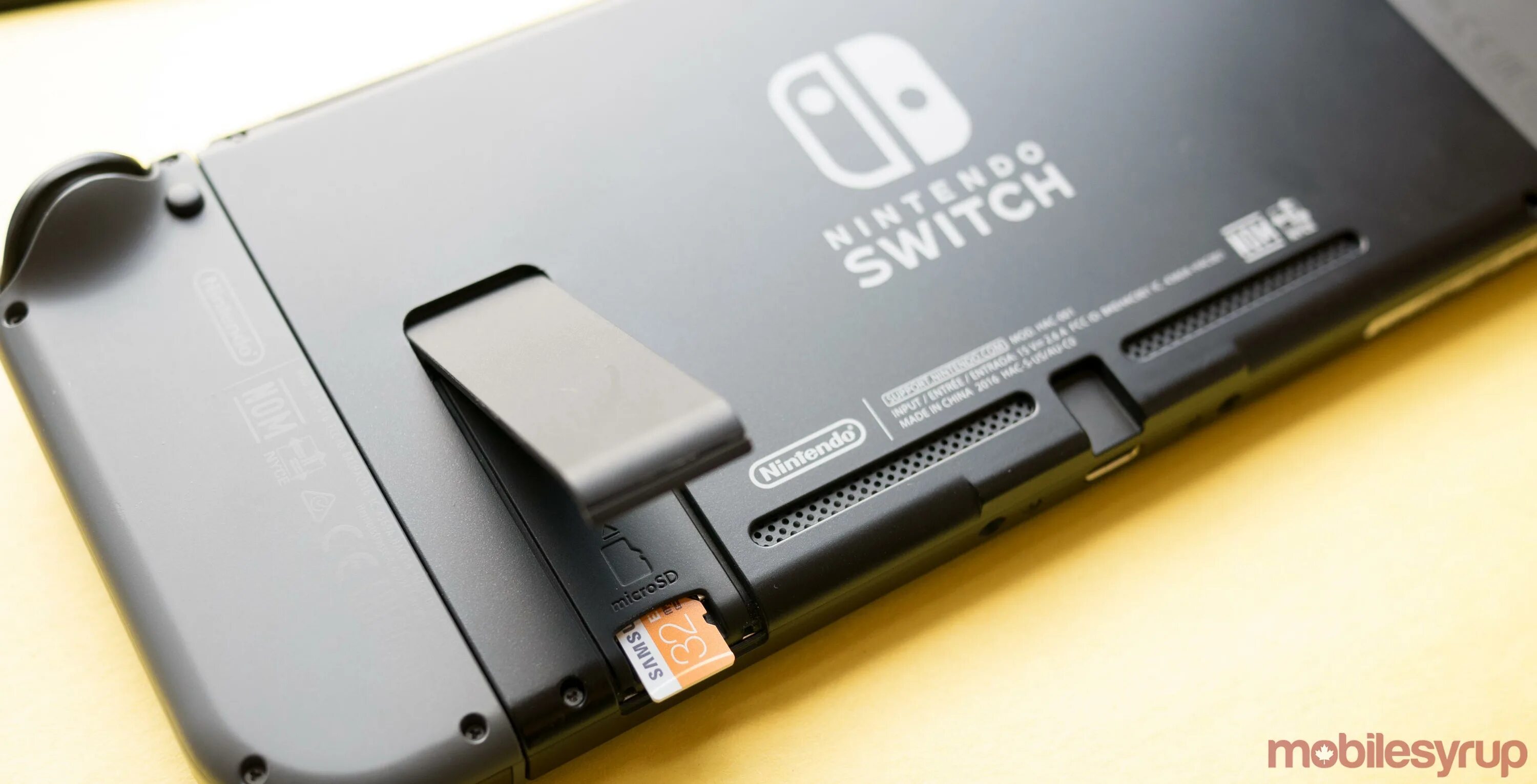 Switch карты памяти. Nintendo switch sd card. nintendo switch sd card slot. microsd для нинтендо свитч. nintendo switch разъемы.
