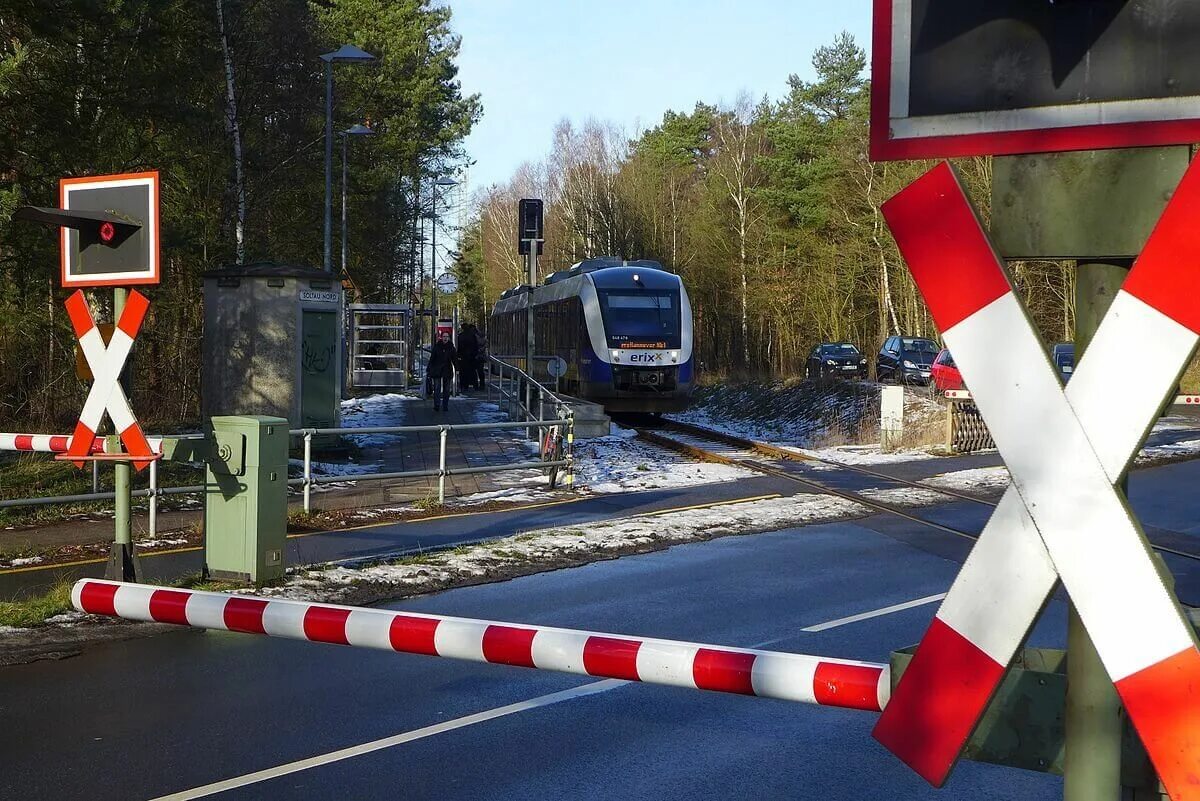 Level crossing. Железнодорожный переезд со шлагбаумом. Автоматический переездной шлагбаум Паш-1.4. Шлагбаум Железнодорожный. ЖД шлагбаум.