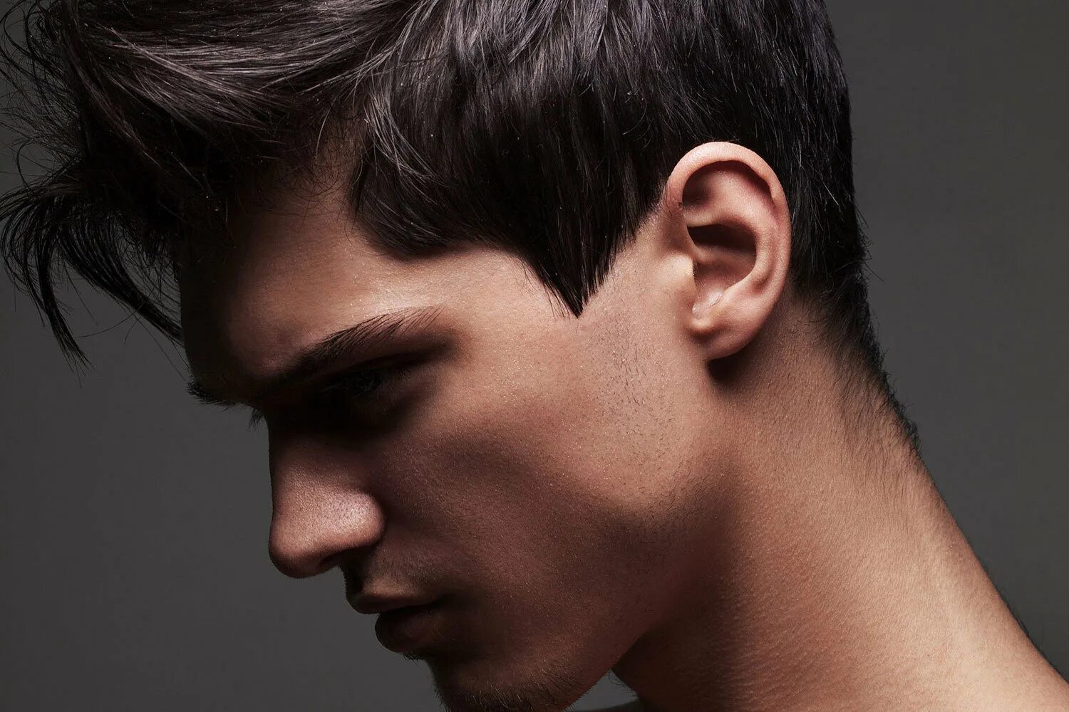 Красивый парень в профиль. Мужчины боком картинки. Мужчины боком картинки. Парень в профиль. Эш стаймест прическа.