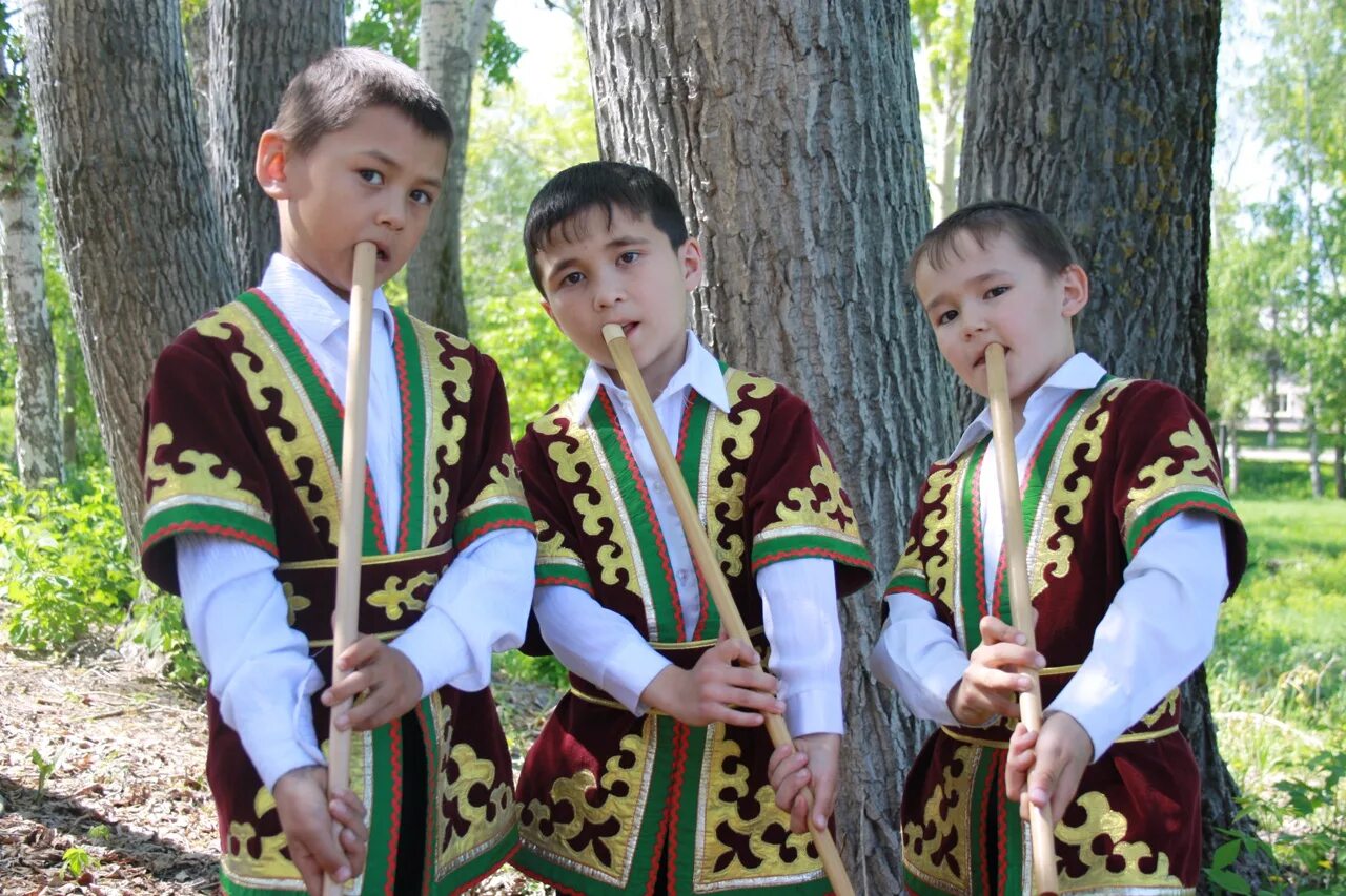 Ансамбль Башкортостан курай. Праздник курая Октябрьский Башкортостан. Башкирский ансамбль кураисты. Цветок курая Башкортостан.