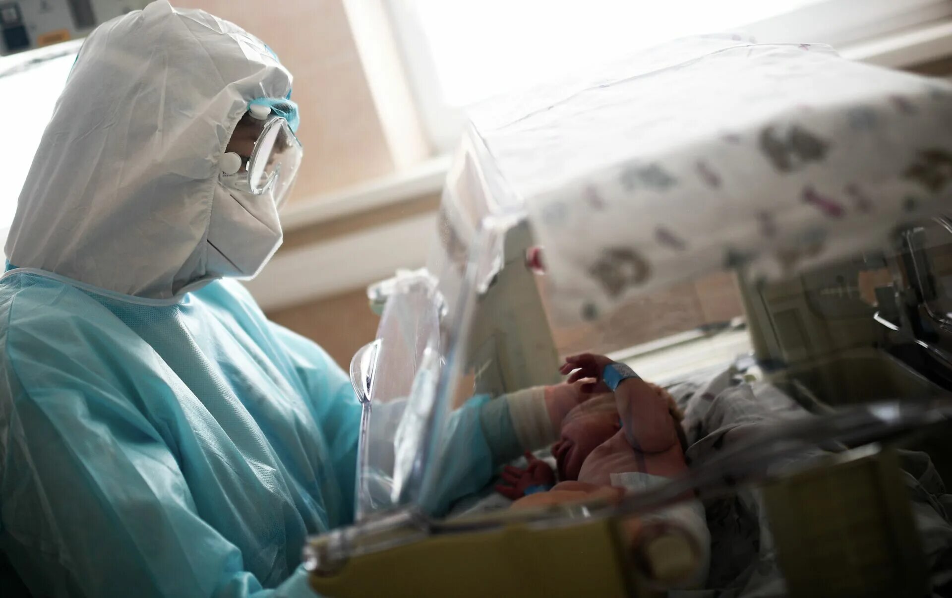 Новорожденные дети фото в роддоме. Ребенок рожает с антителами. Ведра с кровью в роддоме. В каких странах дети рождаются больными. Бала родит
